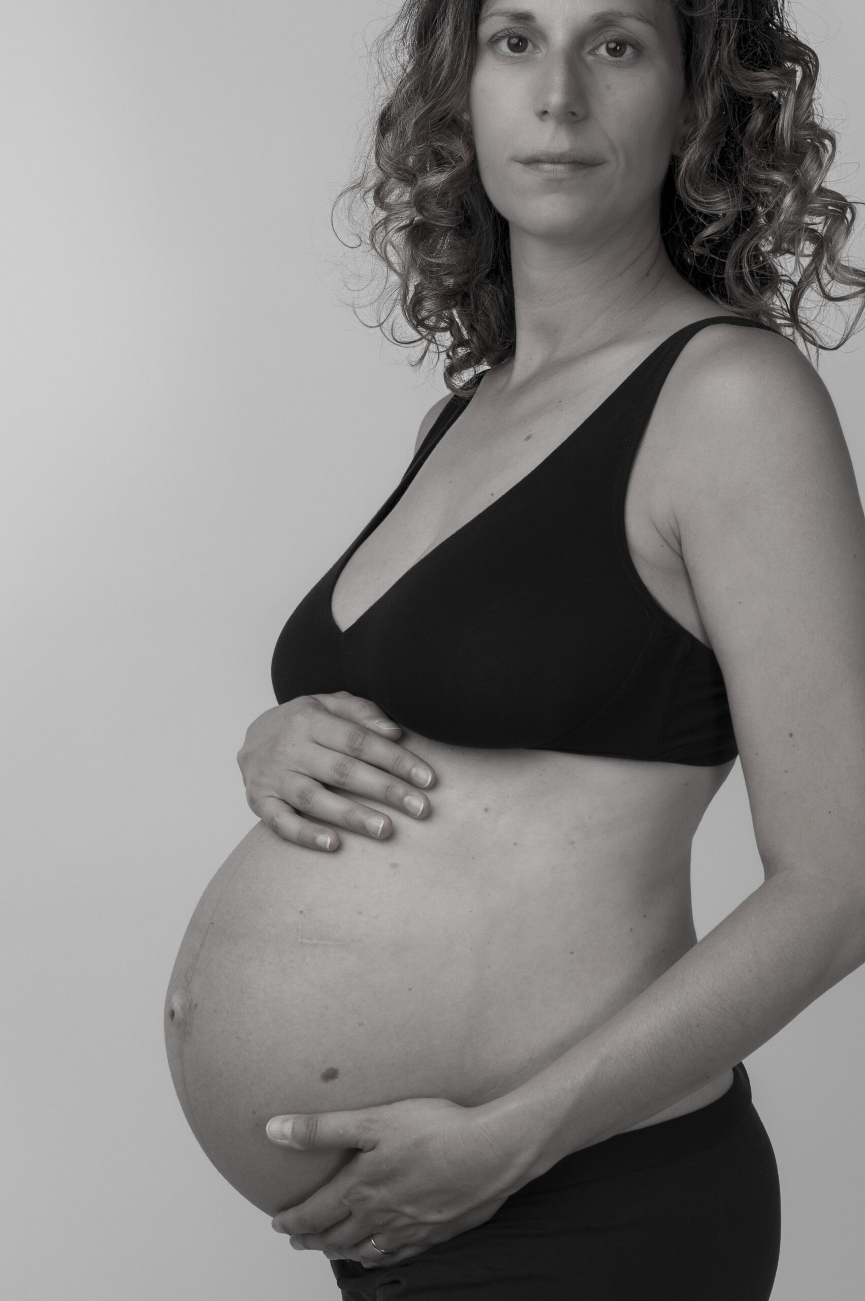 Maternity_Veronica-15 donna in gravidanza durante un servizio fotografico maternità fine art in bianco e nero