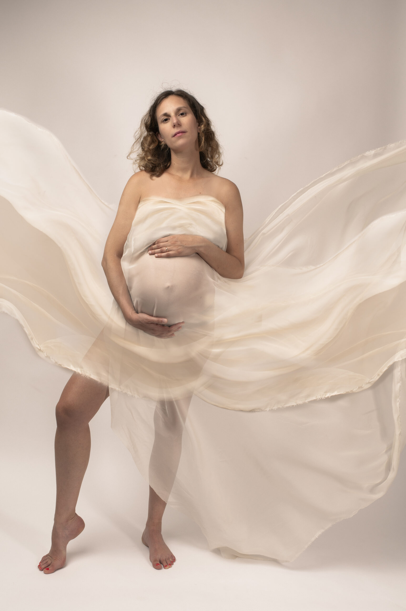 Maternity_Veronica-15 sessione fotografi con donna in gravidanza con velo a farfalla
