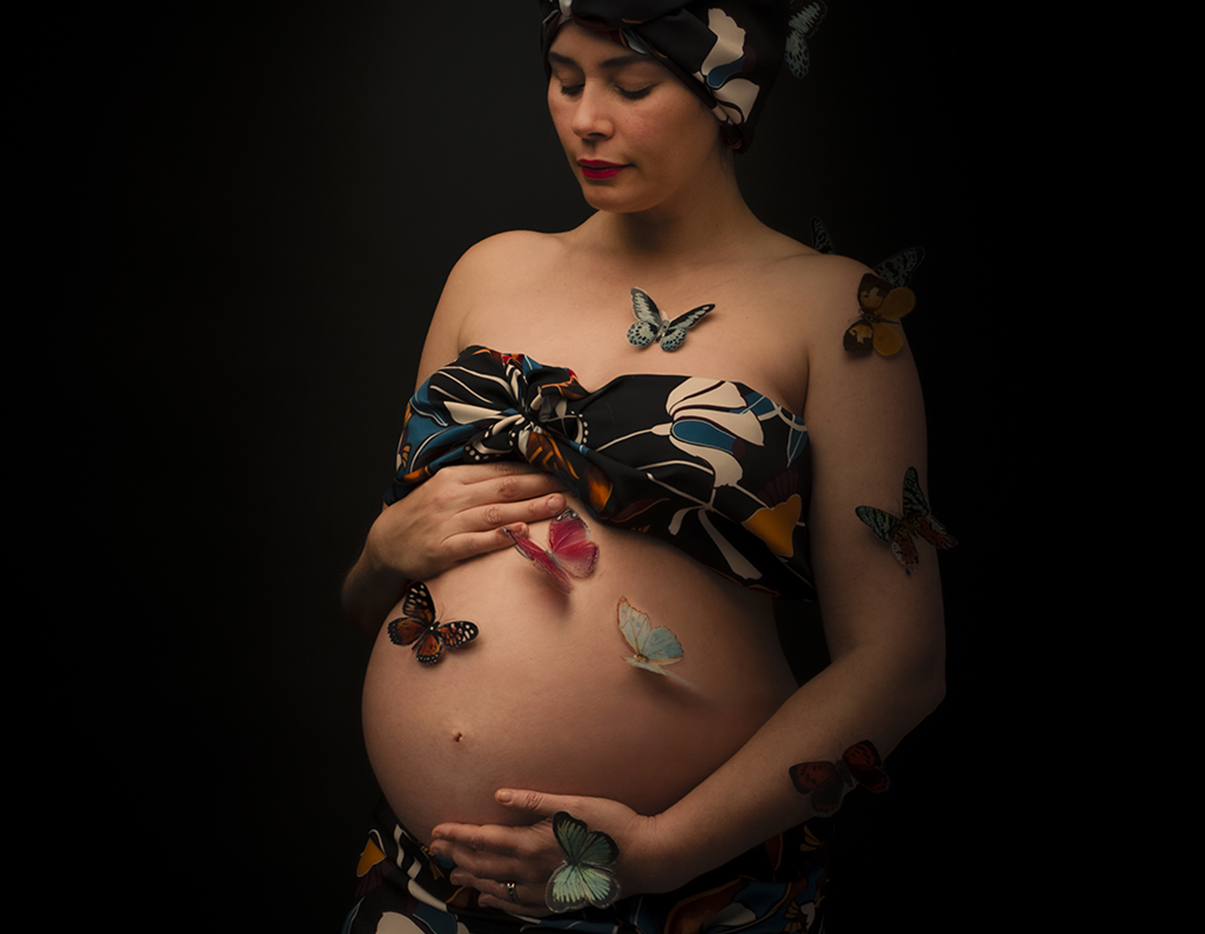 Screenshot fotografia fine art di donna in gravidanza come se fosse un ritratto pittorico